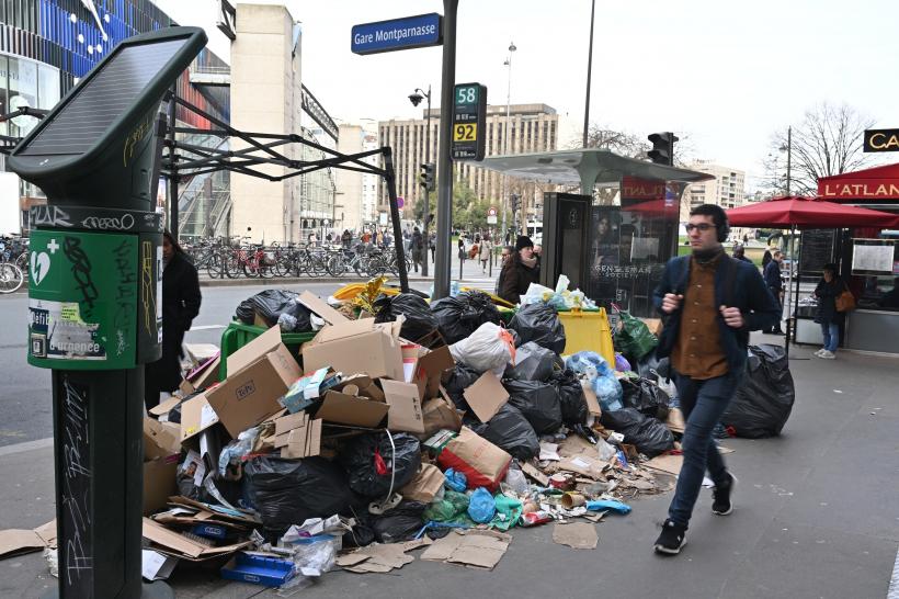 Parisul a devenit orașul gunoaielor! Imagini impresionante cu munții de deșeuri din capitala Franței 18831344