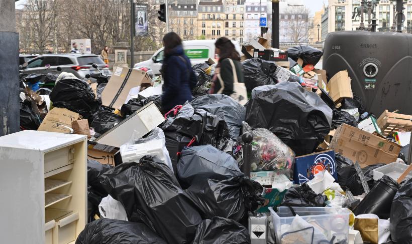 Parisul a devenit orașul gunoaielor! Imagini impresionante cu munții de deșeuri din capitala Franței 18831346