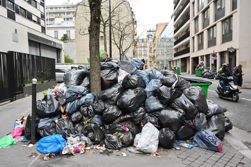 Parisul a devenit orașul gunoaielor! Imagini impresionante cu munții de deșeuri din capitala Franței 18831348