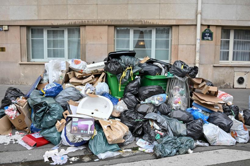 Parisul a devenit orașul gunoaielor! Imagini impresionante cu munții de deșeuri din capitala Franței 18831350