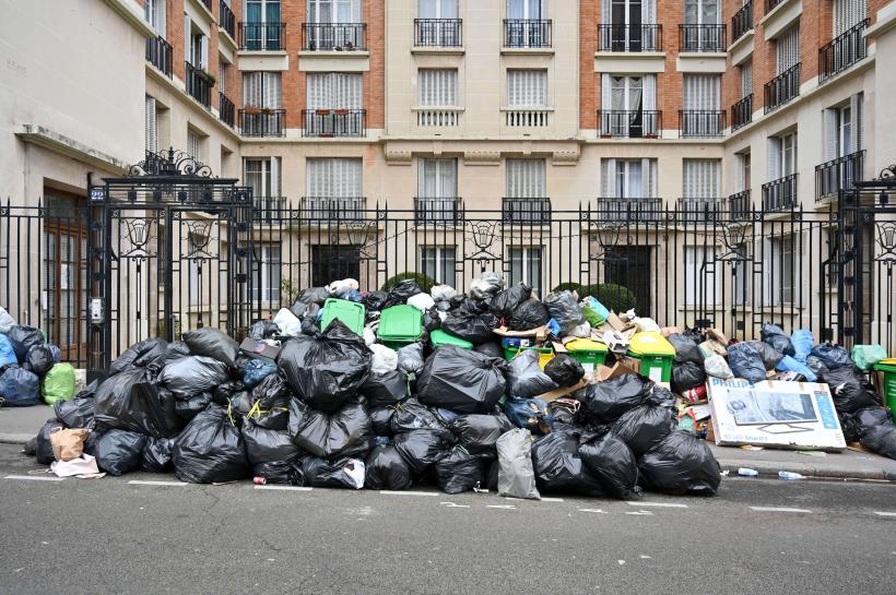 Parisul a devenit orașul gunoaielor! Imagini impresionante cu munții de deșeuri din capitala Franței 18831351