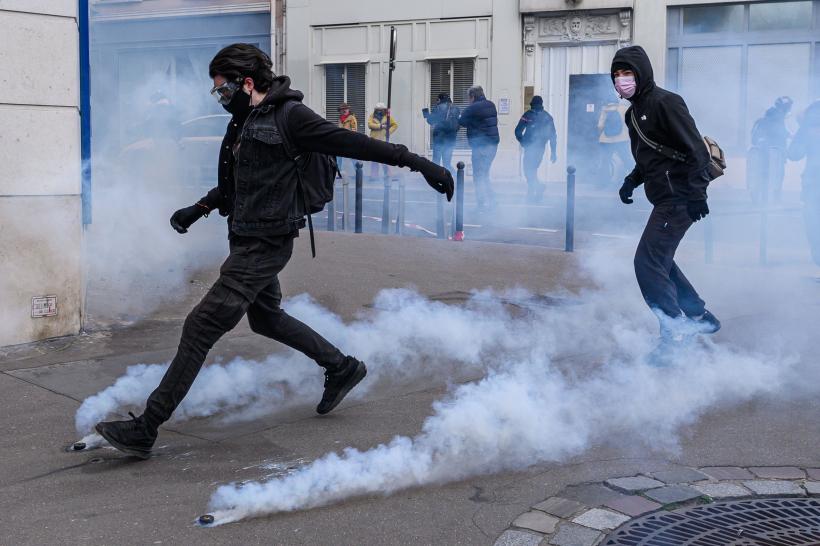 Violențe între polițiști și protestari în Franța 18831572