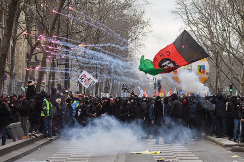 Violențe între polițiști și protestari în Franța 18831574