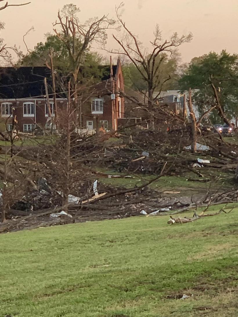 Efectul tornadei din Mississippi: un oraș aproape a dispărut 18831579