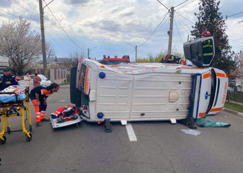 Accident teribil de ambulanță pe DN2, pe raza municipiului Urziceni. Patru persoane au fost rănite. Un copil de 2 ani este inconștient