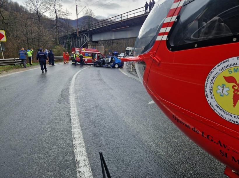 Accident grav pe DN6 în Caraș-Severin.  Două persoane au fost rănite, una fiind încarcerată. A intervenit elicopterul SMURD 18831836