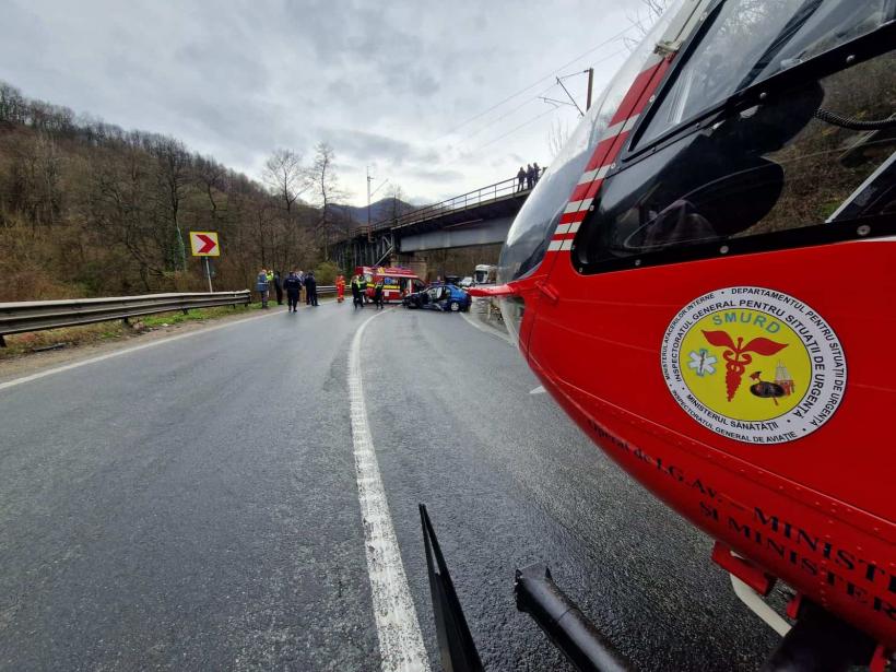 Accident grav pe DN6 în Caraș-Severin.  Două persoane au fost rănite, una fiind încarcerată. A intervenit elicopterul SMURD 18831837