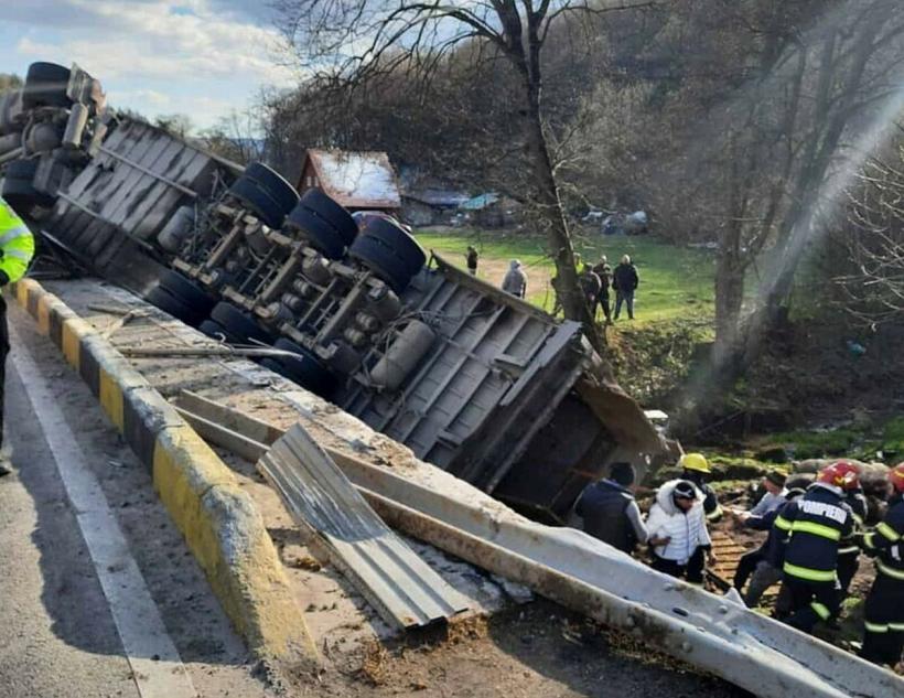Mai multe animale au murit după ce tirul care le transporta s-a răsturnat pe DN13, în Mureș 18832267