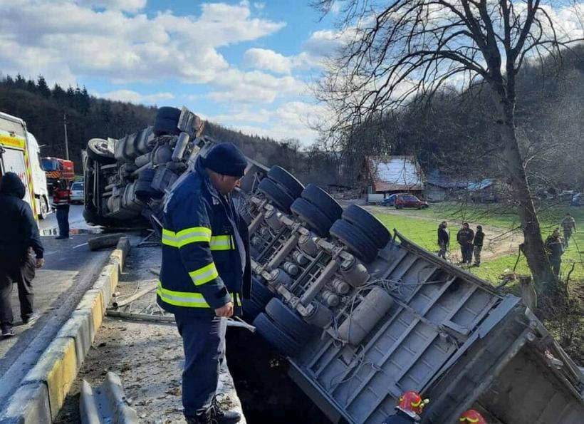 Mai multe animale au murit după ce tirul care le transporta s-a răsturnat pe DN13, în Mureș 18832270