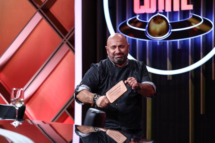 Chefi la cuțite, lider de piață  Diseară: Roxana Blenche, al patrulea Chef la amuletă,  iar Viorica și Ioniță de la Clejani, degustătorii invitați 18832215