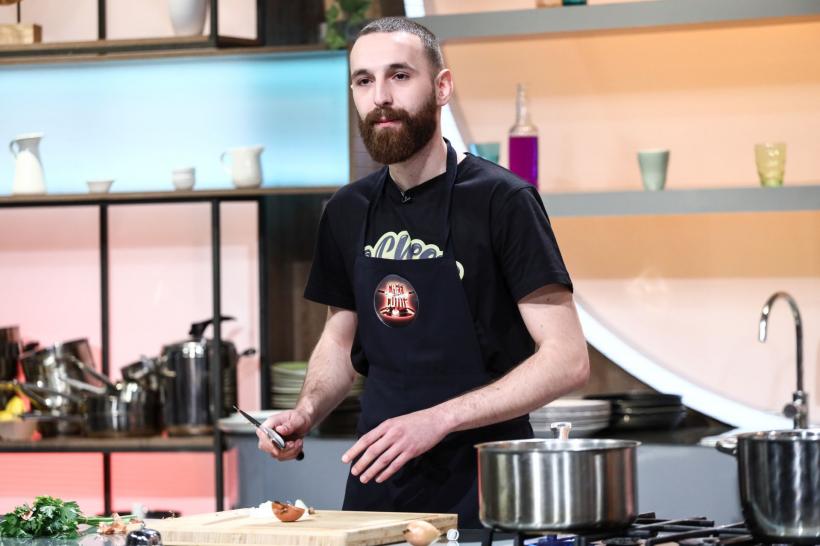 Chefi la cuțite, lider de piață  Diseară: Roxana Blenche, al patrulea Chef la amuletă,  iar Viorica și Ioniță de la Clejani, degustătorii invitați 18832218