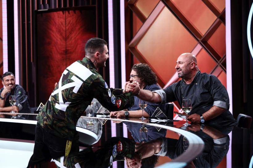 Chefi la cuțite, lider de piață  Diseară: Roxana Blenche, al patrulea Chef la amuletă,  iar Viorica și Ioniță de la Clejani, degustătorii invitați 18832221