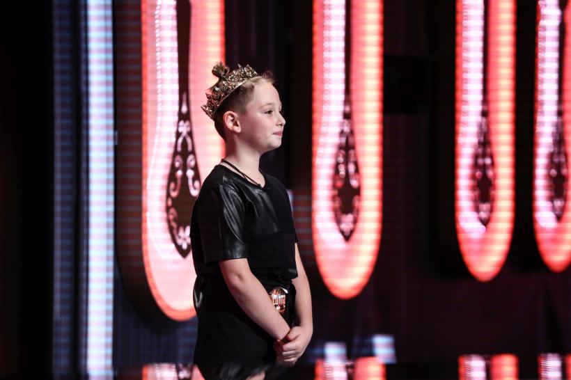 Chefi la cuțite, lider de piață  Diseară: Roxana Blenche, al patrulea Chef la amuletă,  iar Viorica și Ioniță de la Clejani, degustătorii invitați 18832222