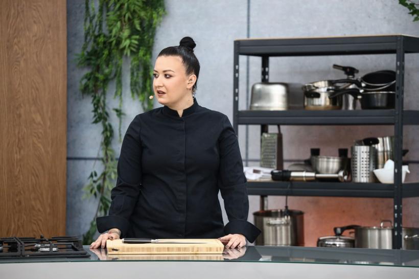 Chefi la cuțite, lider de piață  Diseară: Roxana Blenche, al patrulea Chef la amuletă,  iar Viorica și Ioniță de la Clejani, degustătorii invitați 18832223