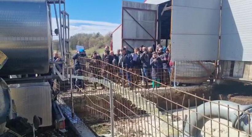 Ardeleni furioși: 7 tone de lapte, vărsate în canal 18832202