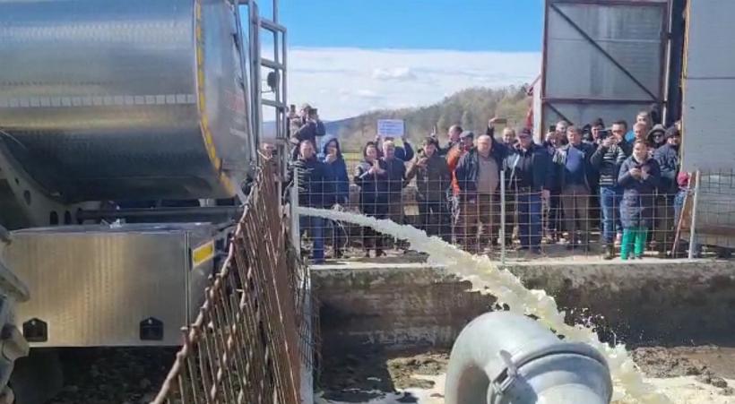 Ardeleni furioși: 7 tone de lapte, vărsate în canal 18832203