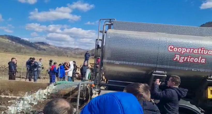 Ardeleni furioși: 7 tone de lapte, vărsate în canal 18832204