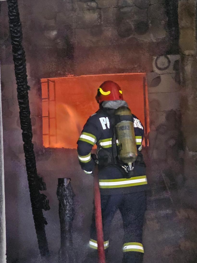 Incendiu devastator la un magazin alimentar din județul Iași