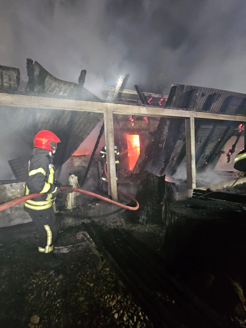 Incendiu devastator la un magazin alimentar din județul Iași 18832303
