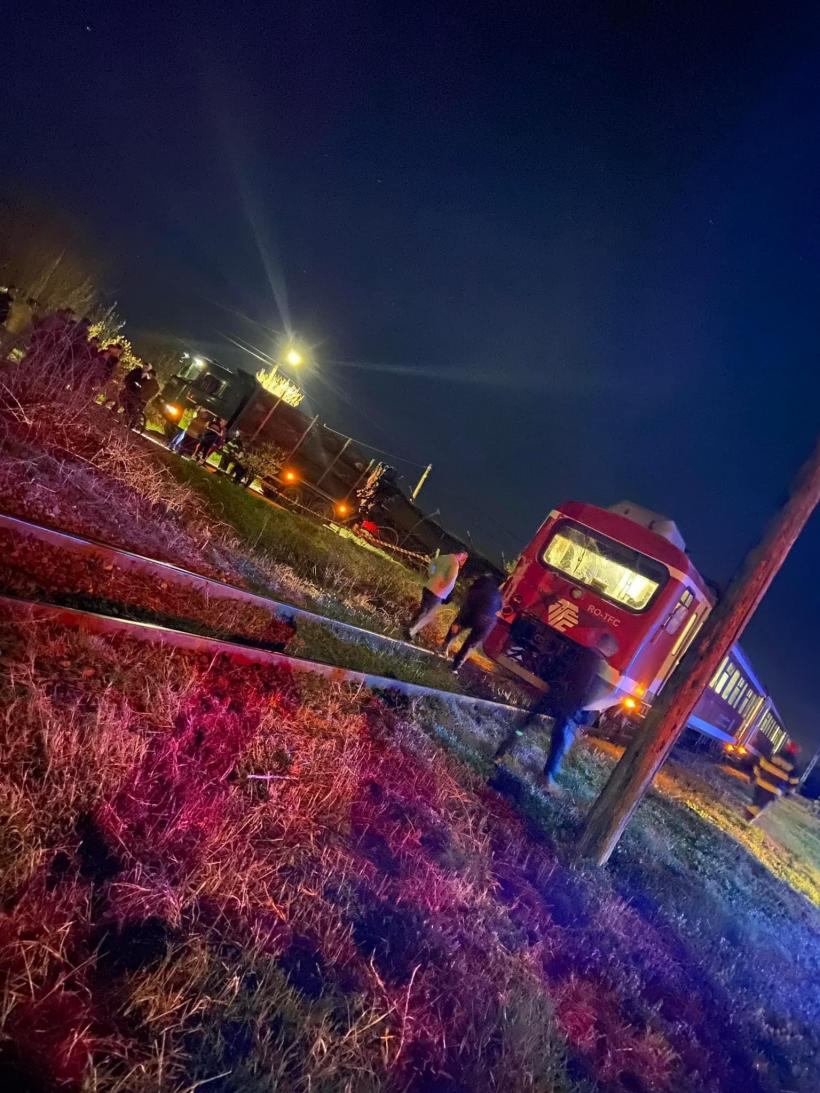 Accident feroviar grav în Prahova: au fost implicate un tren cu 50 de pasageri și un camion 