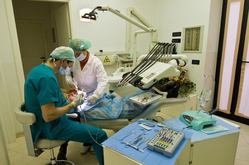 Fals medic stomatolog sirian din Sectorul 5, reținut de poliție