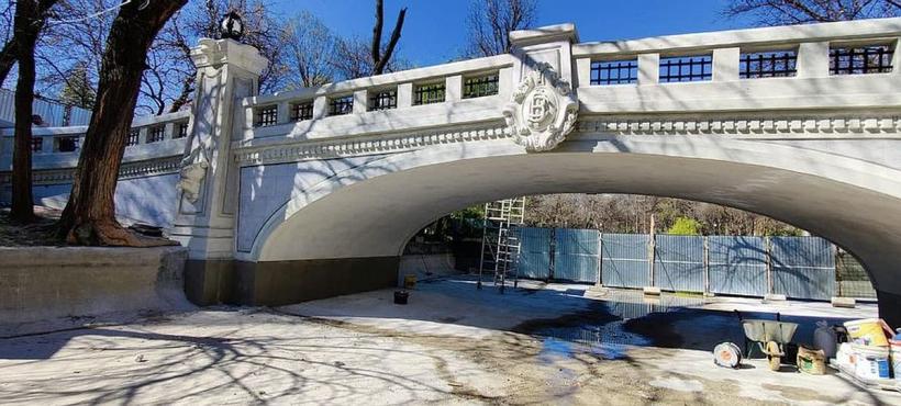 Podul Mare din Cișmigiu, construit în urmă cu peste 100 de ani, a fost reabilitat pentru prima dată
