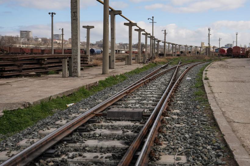 Șinele de cale ferată vechi de peste un secol din Portul Constanța au fost scoase din uz 18832466