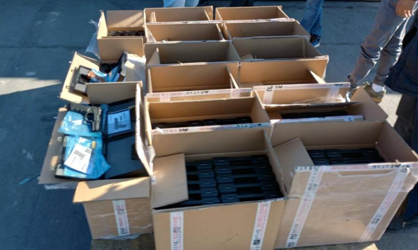 Ucrainean la volanul unui camion cu 1200 de pistoale, prins în vama Negru Vodă  18832479