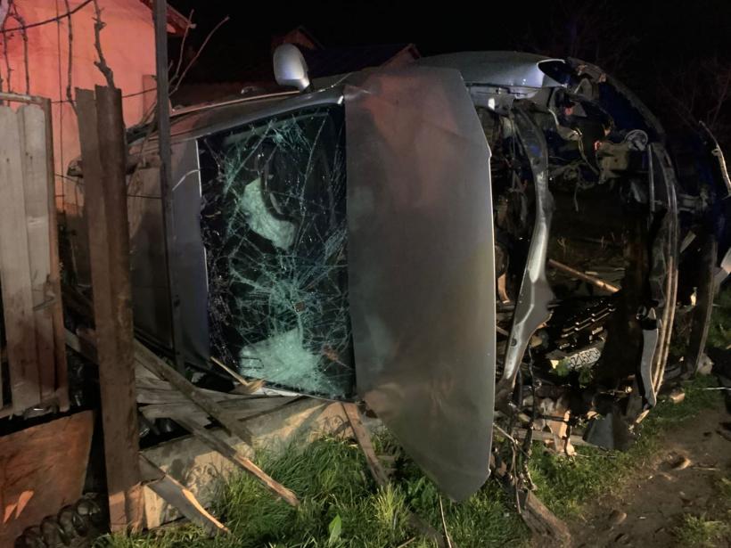 Accident între Buzău și Râmnicu Sărat. Un șofer de 20 de ani a intrat într-un cap de pod și apoi s-a răsturnat. Doi adolescenți au ajuns la spital