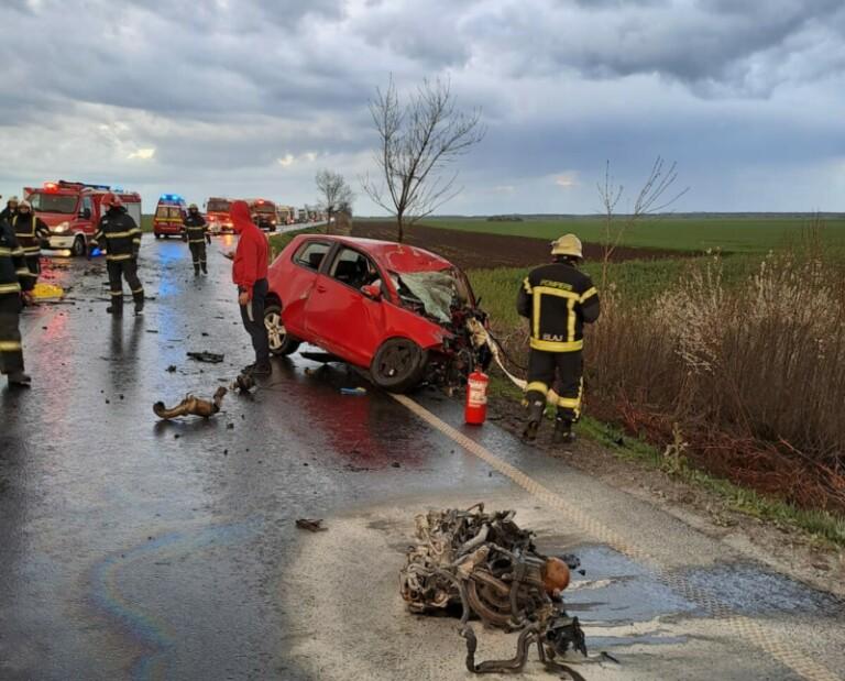 Accident teribil pe DN 7, între localitățile Pecica și Nădlac. O mașină a fost spulberată de un TIR. Un bărbat a murit 18832735