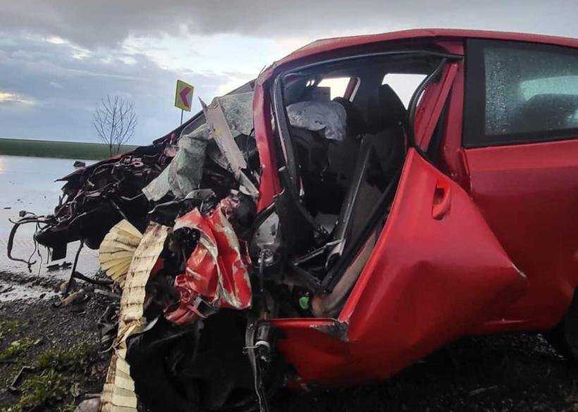 Accident teribil pe DN 7, între localitățile Pecica și Nădlac. O mașină a fost spulberată de un TIR. Un bărbat a murit
