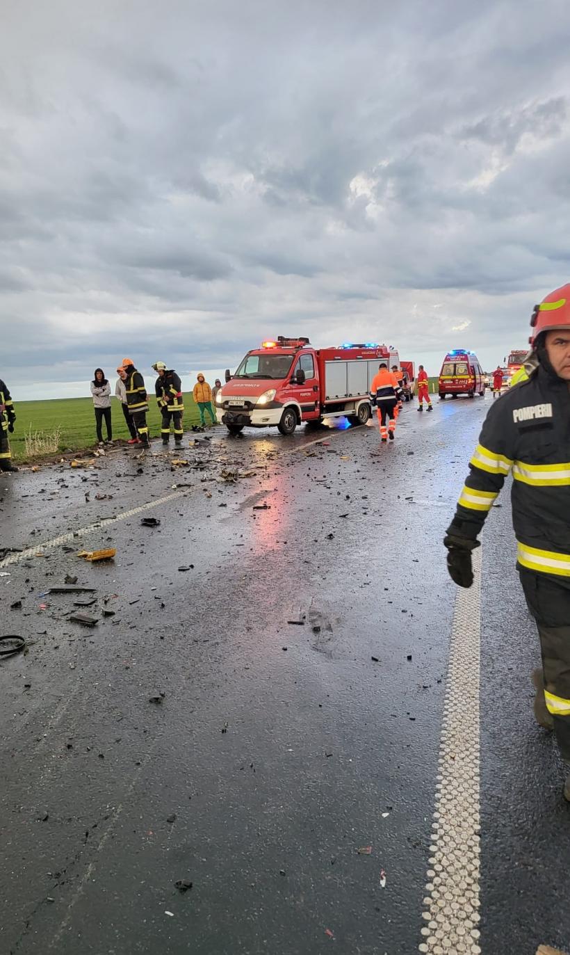 Accident teribil pe DN 7, între localitățile Pecica și Nădlac. O mașină a fost spulberată de un TIR. Un bărbat a murit 18832738