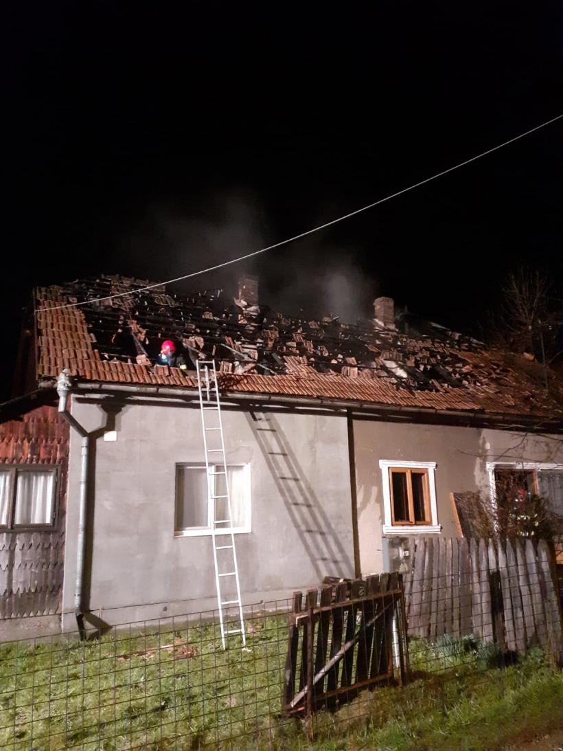 Incendiu la o casă din Câmpulung Moldovenesc. Un bărbat a murit