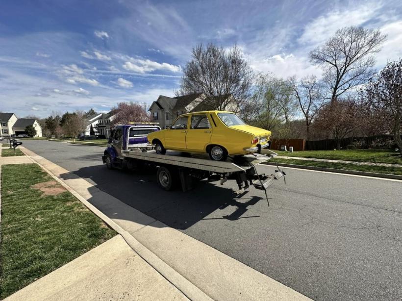 Extravaganța unui român din America. Cum a ajuns o Dacie veche de 50 de ani pe peluza din fața unei case din statul Virginia 18832771