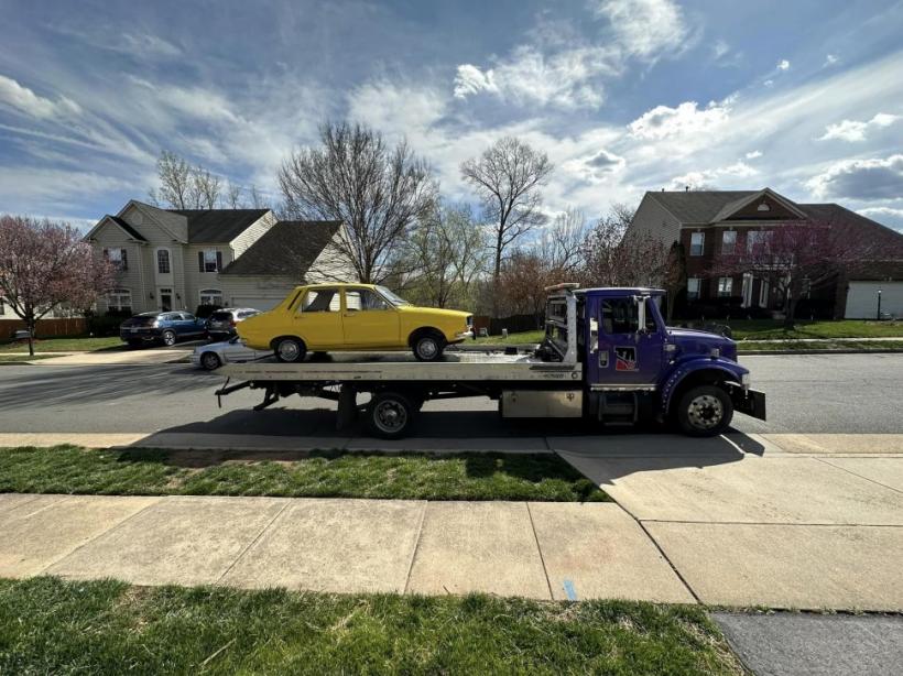 Extravaganța unui român din America. Cum a ajuns o Dacie veche de 50 de ani pe peluza din fața unei case din statul Virginia 18832772