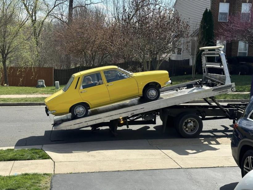 Extravaganța unui român din America. Cum a ajuns o Dacie veche de 50 de ani pe peluza din fața unei case din statul Virginia 18832774