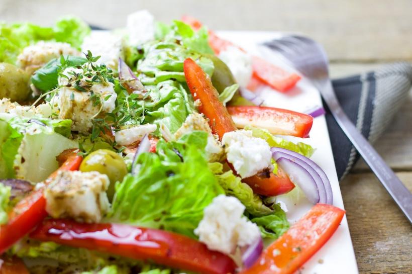 Salată de pui cu avocado și dressing de iaurt - rețetă ușoară și sănătoasă