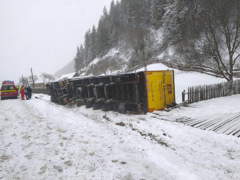 Un TIR încărcat cu zahăr s-a răsturnat pe DN 15 și a doborât un stâlp electric 18832974
