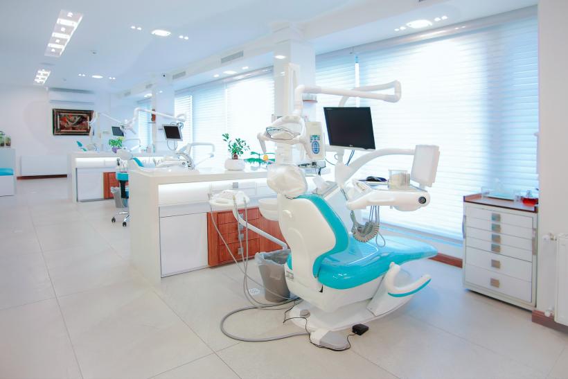 Alegerea unei clinici stomatologice: Sfaturi și trucuri pentru a obține cel mai bun tratament dentar