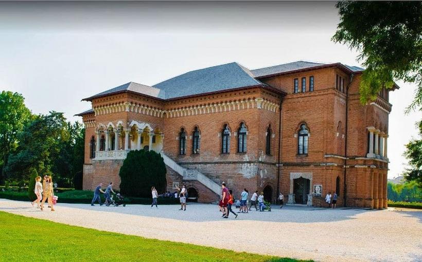 Asfaltatorii lui Băsescu renovează  palatele lui Brâncoveanu 18833058