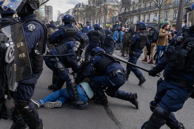 Confruntări violente la Paris între manifestanți și forțele de ordin