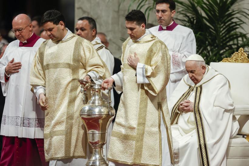 În Joia Mare, Papa a spălat picioarele a 12 tineri deținuți, din mai multe țări, inclusiv România 18833445