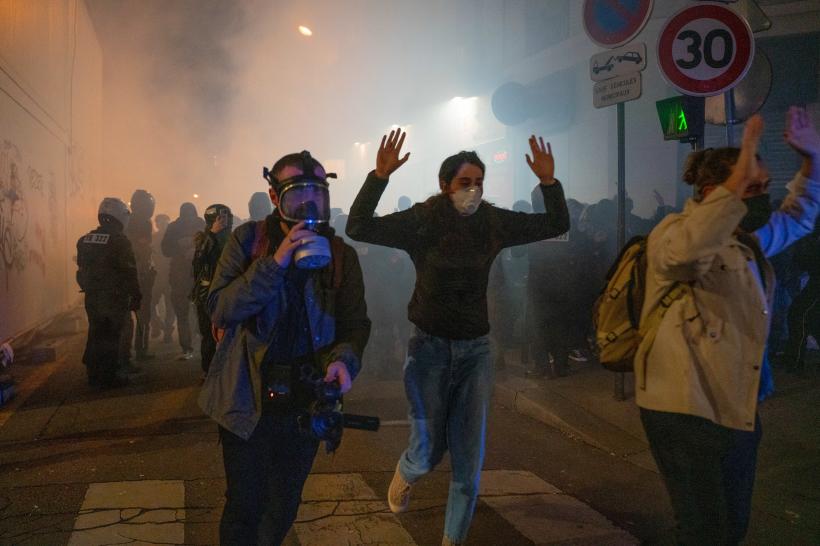 Violențe la protestele din Franța: Peste 150 de agenţi ai forţelor de ordine au fost răniţi 