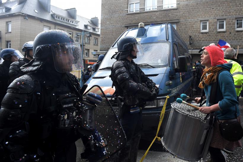 Violențe la protestele din Franța: Peste 150 de agenţi ai forţelor de ordine au fost răniţi  18833454