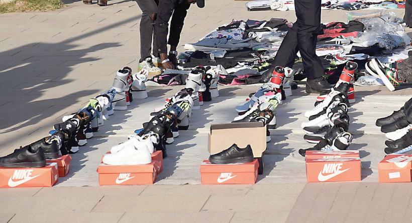 Pe etichetă e vopsit gardul, înăuntru-i leopardul 18833399