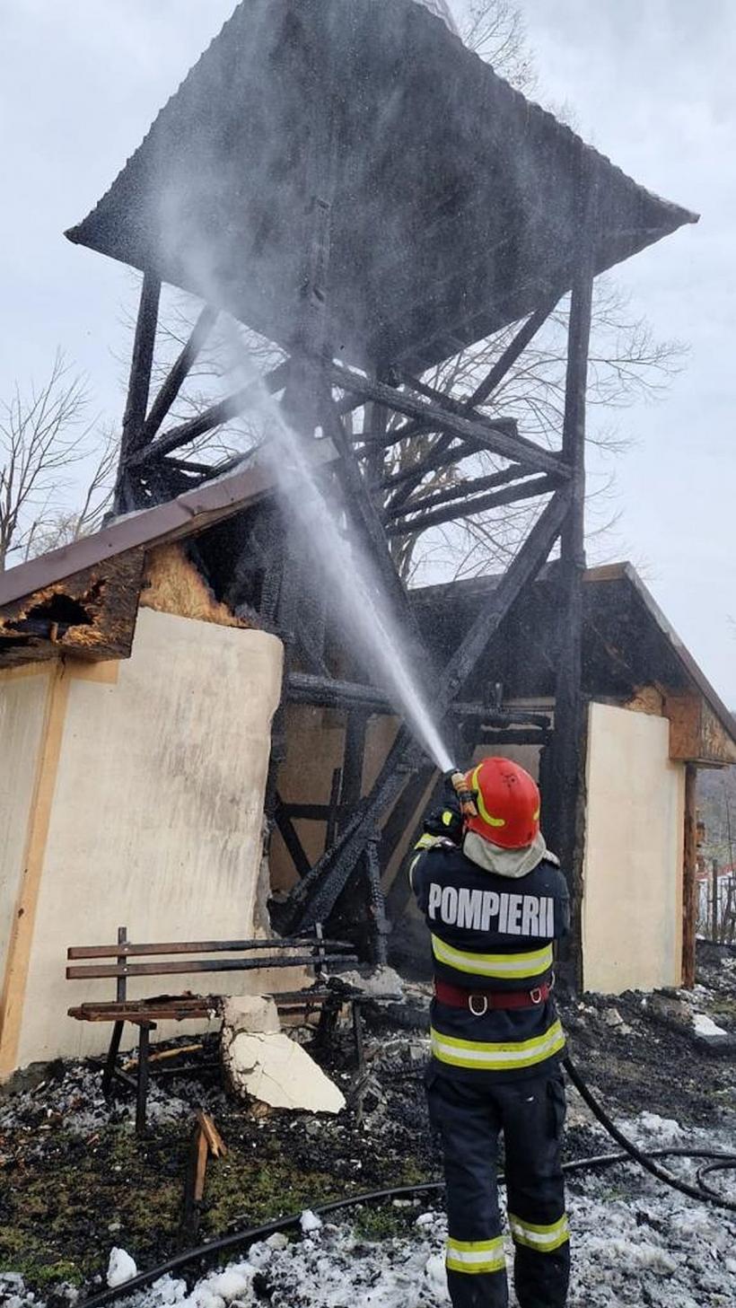 Incendiu la capela unei biserici catolice din Bacău