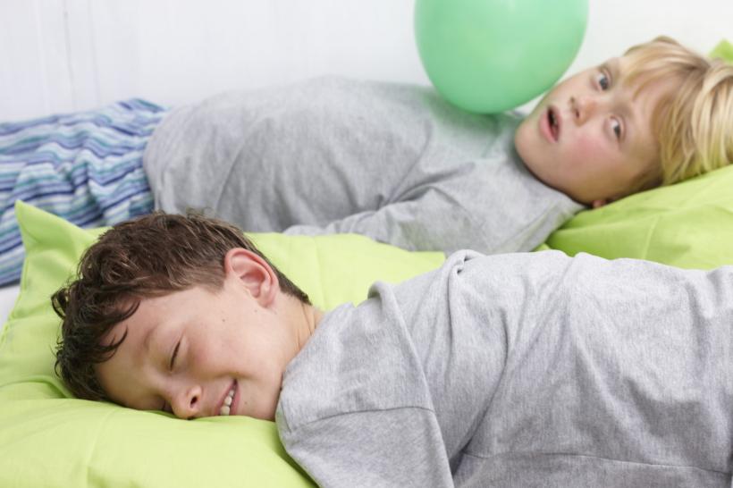8 ore de somn fără telefoane: Sfaturi practice pentru părinți și copii