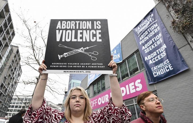 Răzbiul anti-avort continuă în SUA: Un judecător a suspendat aprobarea, veche de două decenii, a unei pastile de avort 