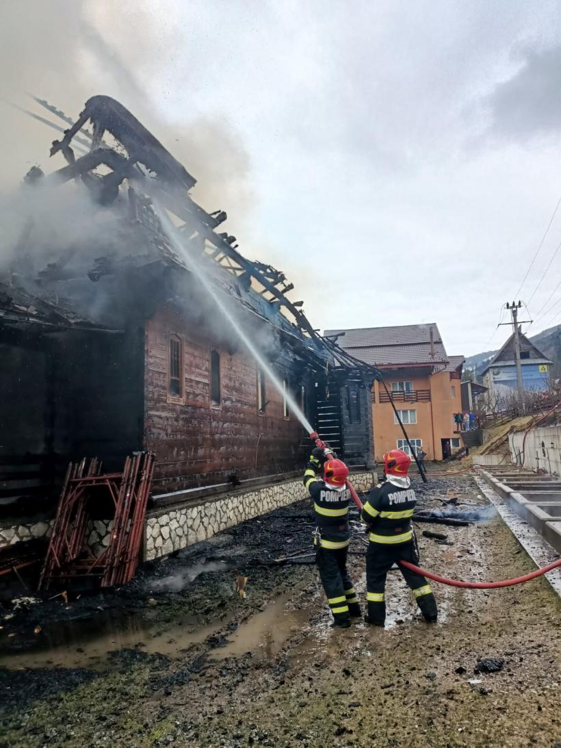 Biserica de lemn din Borșa a ars în totalitate. Incendiul a izbucnit chiar de Florii 18833765