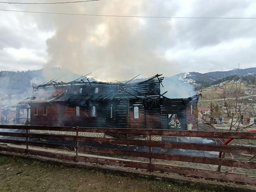 Biserica de lemn din Borșa a ars în totalitate. Incendiul a izbucnit chiar de Florii 18833766